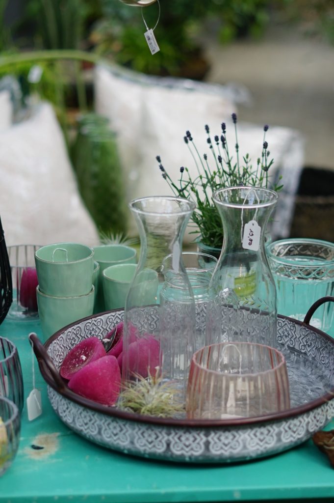 Karaffe und Tablett für den Garten